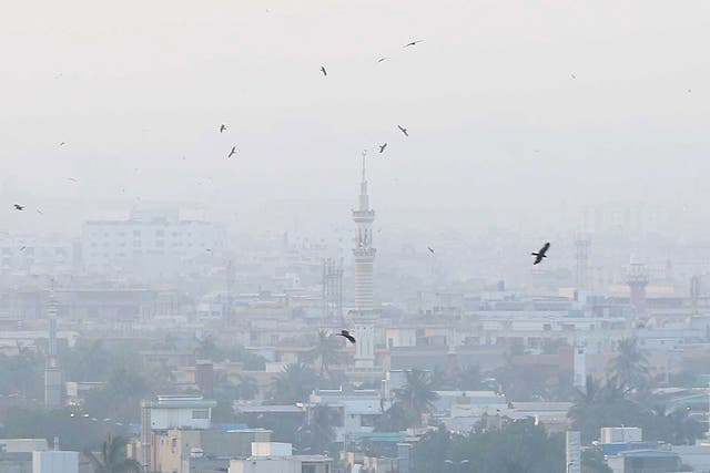 Una vista de un smog en Karachi, Pakistán, 18 de marzo de 2022, que causa problemas ambientales y de salud generalizados.