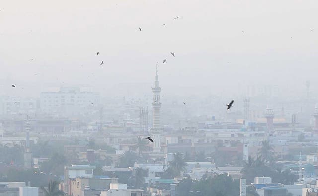 Una vista de un smog en Karachi, Pakistán, 18 de marzo de 2022, que causa problemas ambientales y de salud generalizados.