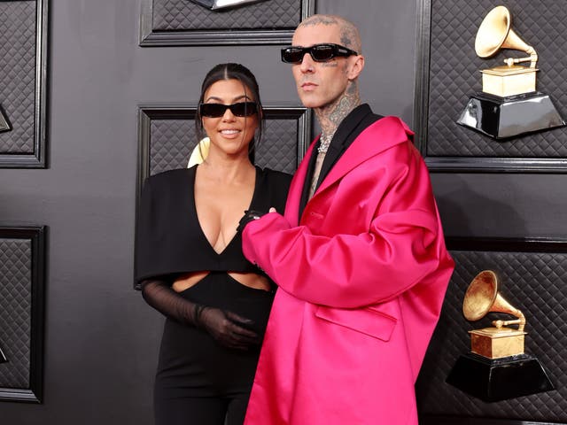 <p>Kourtney Kardashian y Travis Barker en la alfombra roja de los premios Grammy, después de los cuales se casaron en Las Vegas</p>