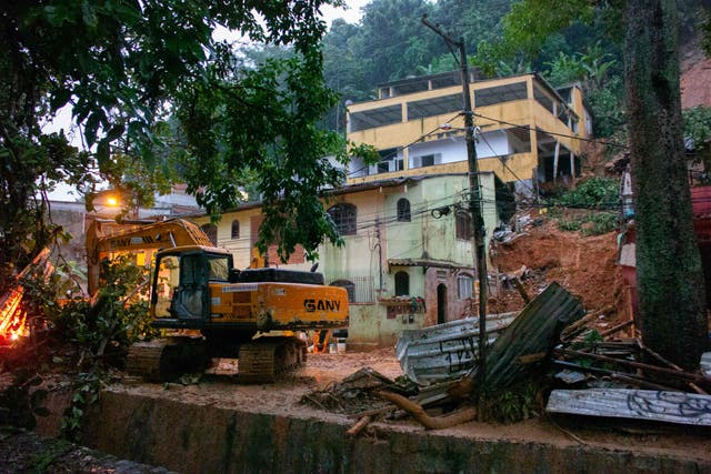 Vista del sitio de un deslizamiento de tierra en el que murieron una madre y seis de sus hijos, en Paraty, estado de Río de Janeiro, el 2 de abril de 2022
