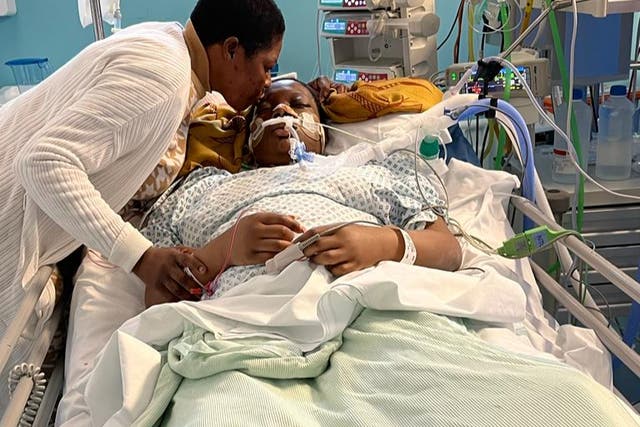 Damilola Olakanmi en el hospital con su madre después de que se enfermó gravemente después de 'comer gomitas de cannabis'