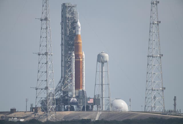 El cohete lunar del Sistema de Lanzamiento Espacial de la NASA durante un ensayo de "vestido mojado" para su lanzamiento en el Centro Espacial Kennedy en Florida