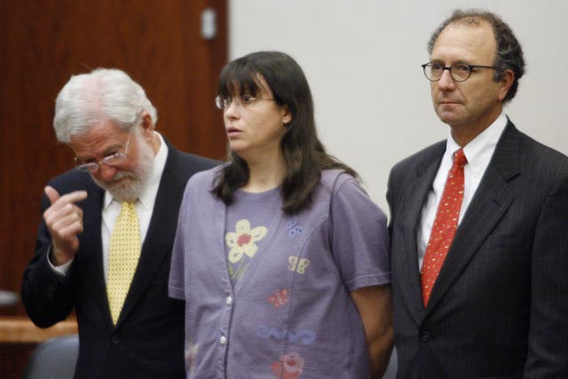 <p>Andrea Yates, exenfermera que sufrió durante años de una grave depresión y psicosis posparto, fue declarada no culpable por razones de demencia tras la muerte de sus cinco hijos. Un nuevo documental analiza su caso </p>