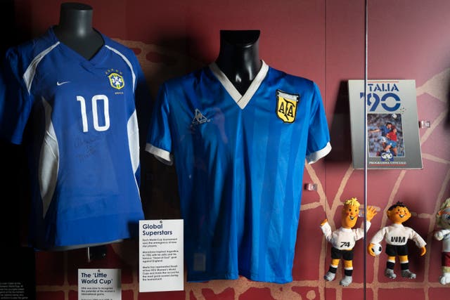 <p>La camiseta de Maradona con la que anotó el gol de “La mano de Dios” se encuentra en el Museo Nacional del Fútbol de Inglaterra en Manchester</p>