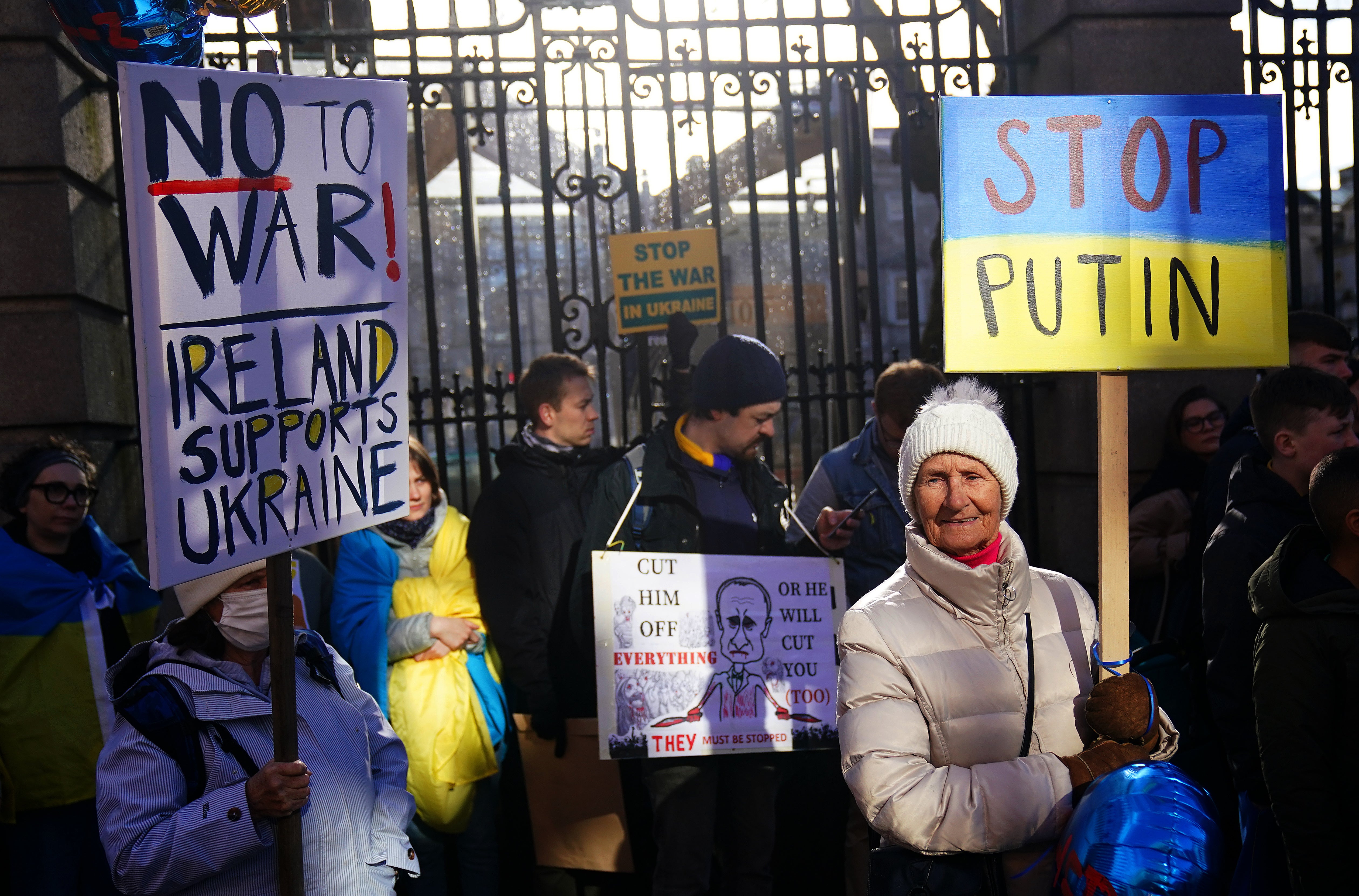 Patsy Sheehan (right) joins Ukrainian citizens outside Leinster House (Brian Lawless/PA)