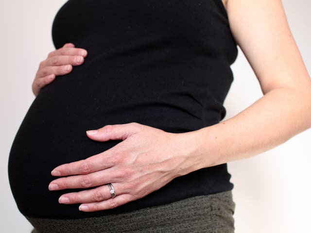 <p>Los investigadores examinaron los registros de casi 39 millones de nacimientos en Estados Unidos entre 2010 y 2020 (foto: imagen de archivo de una persona embarazada)</p>