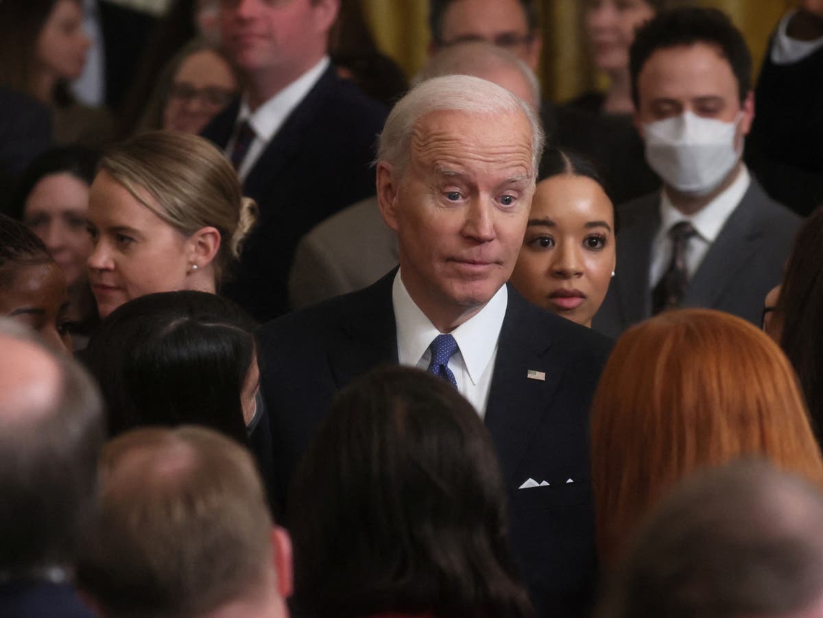 Conservatives seize on out-of-context videos of Obama &lsquo;ignoring&rsquo; Biden on White House return 