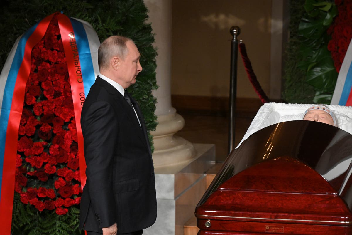 نقل بوتين الكرة النووية إلى جنازة سياسي روسي