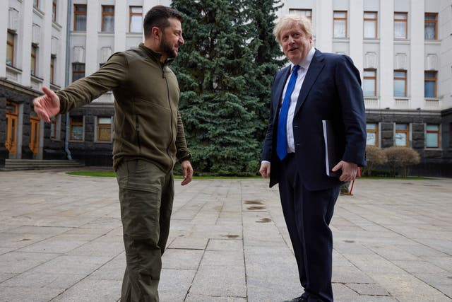 <p>Boris Johnson viajó a Kyiv para reunirse con Volodymyr Zelensky el sábado</p>