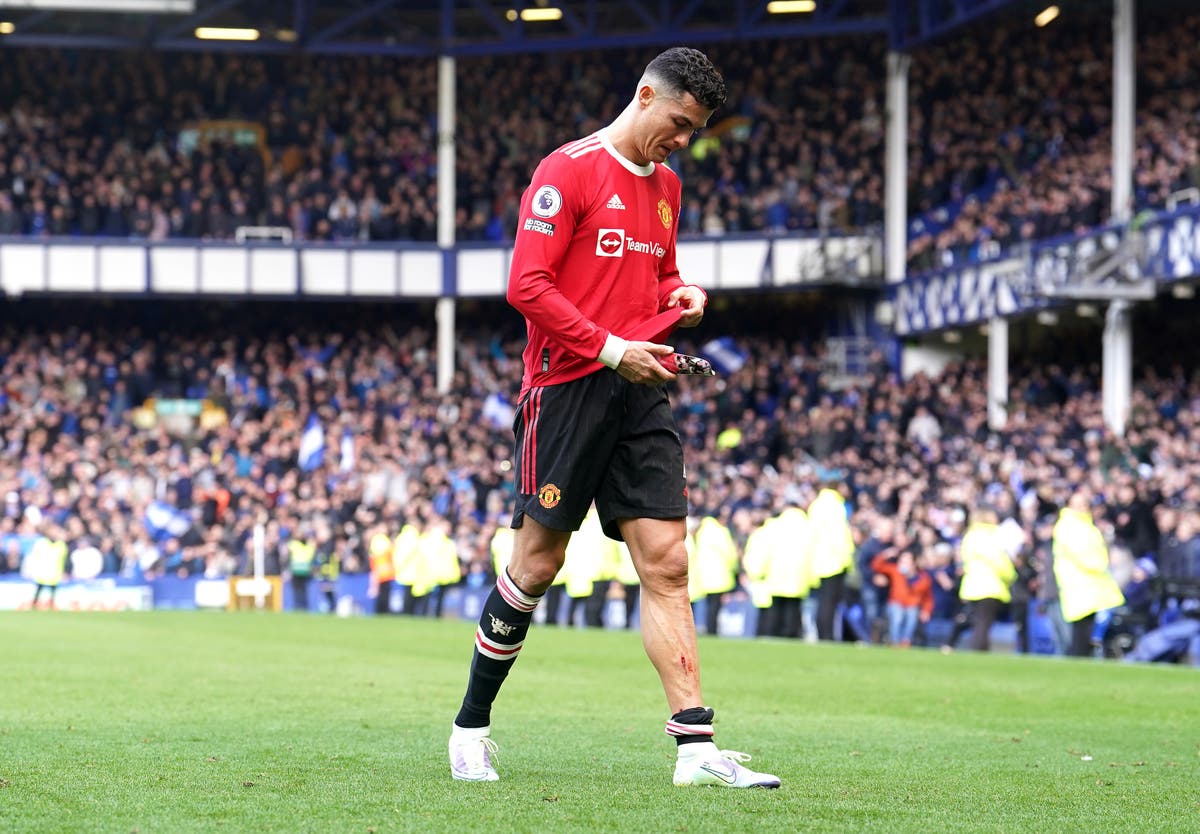 Cristiano Ronaldo says sorry following incident after Man Utd&rsquo;s loss at Everton