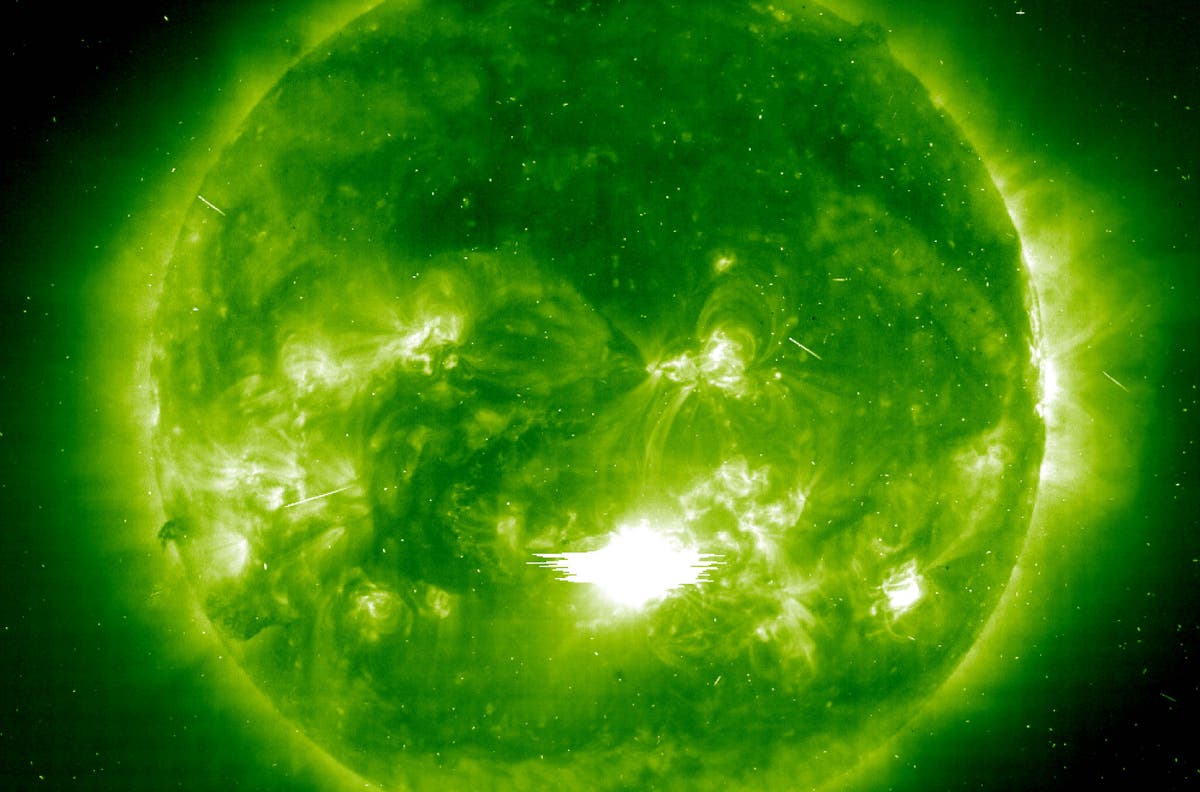 Warnung vor einem großen Sonnensturm, nachdem eine große Explosion von der Sonne die Erde getroffen hat