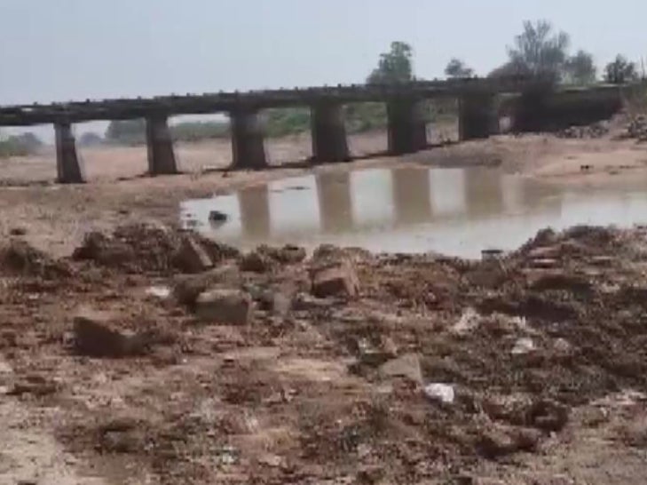 A group of thieves stole a 60-feet long, and 12-feet high bridge in Bihar. Screengrab