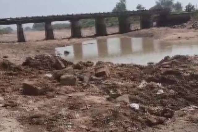 <p>A group of thieves stole a 60-feet long, and 12-feet high bridge in Bihar. Screengrab</p>
