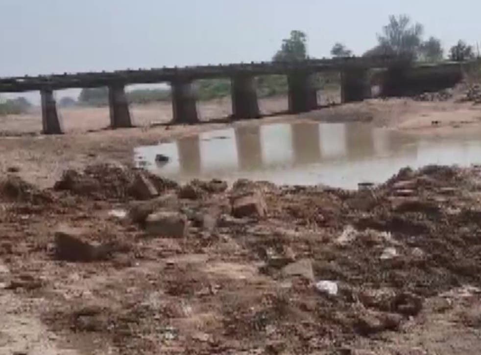 <p>A group of thieves stole a 60-feet long, and 12-feet high bridge in Bihar. Screengrab</p>