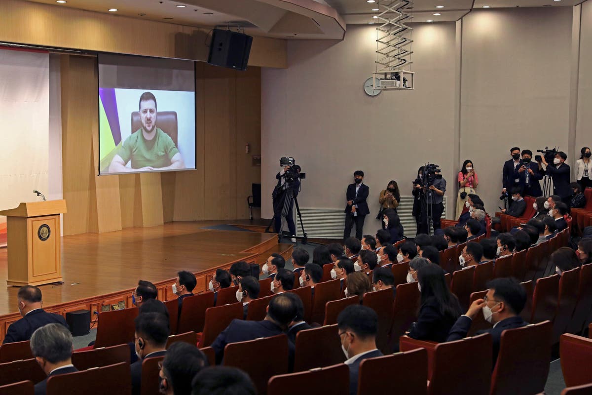 Zelenskyy asks South Korea to provide arms to fight Russia 