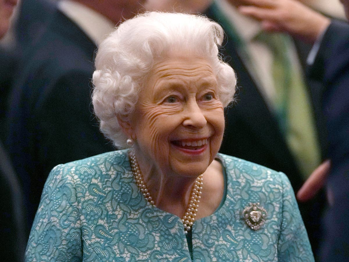 Queen’s adviser ‘became her hairdresser’ during lockdown Queen’s adviser ‘became her hairdresser’ during lockdown