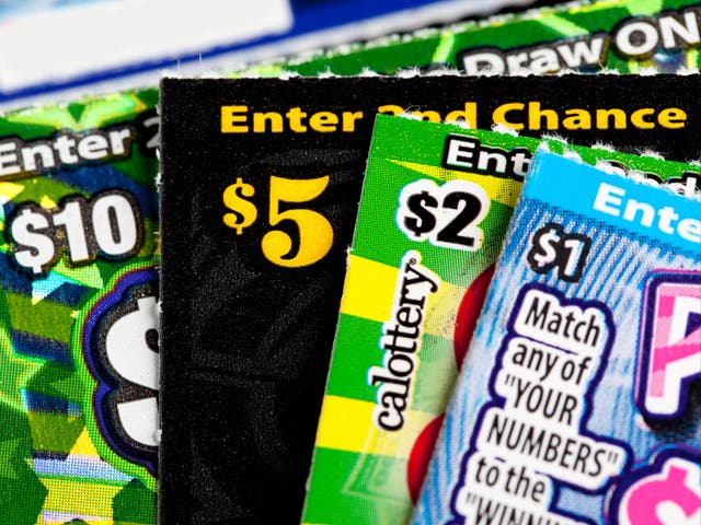 Un puñado de billetes de lotería del estado de California