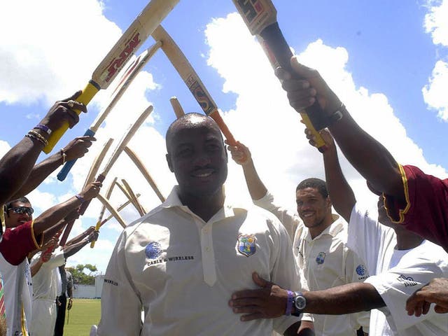 <p>Brian Lara is given a guard of honour after breaking the world record</p>