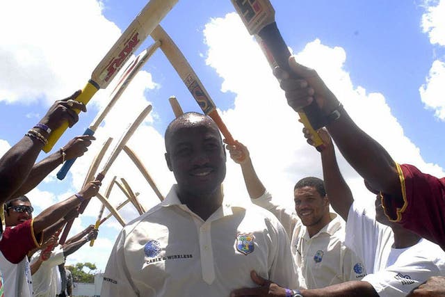 <p>Brian Lara is given a guard of honour after breaking the world record</p>