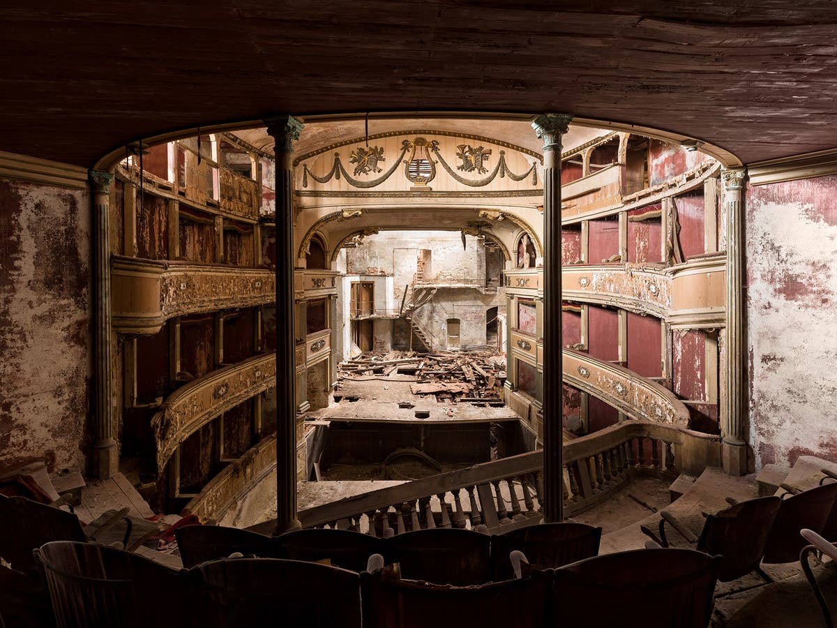 Fotograaf legt verlaten theaters vast van België tot Marokko