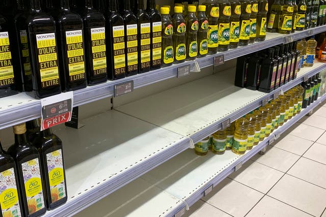 <p>Empty shelves where sunflower oil is usually found at a supermarket in Paris</p>