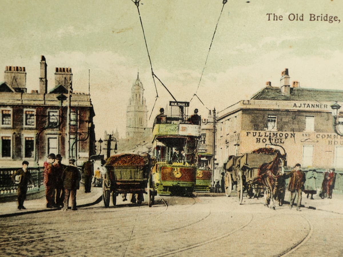 Old postcard collection shows the streets of Britain before cars took over