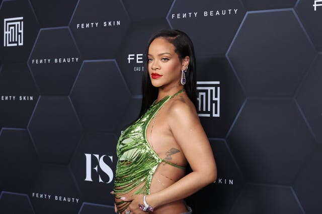 <p>Rihanna pregnant with her firstborn RZA </p>