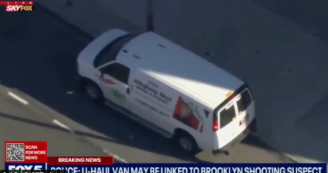 Una furgoneta blanca de alquiler de U-Haul que la policía cree que puede estar relacionada con el tiroteo en el metro de Brooklyn