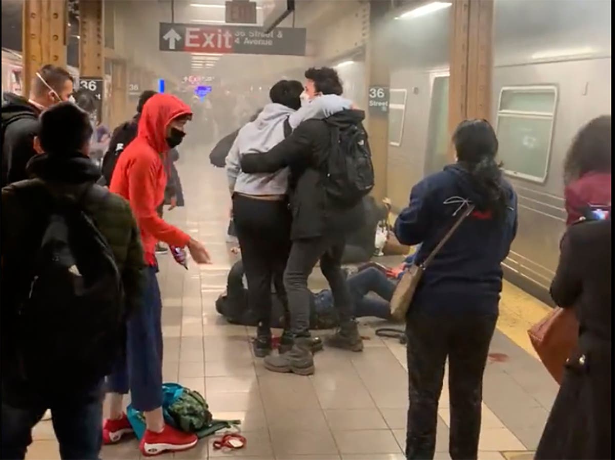 Police hunt gunman who wounded 10 in Brooklyn subway attack Police hunt gunman who wounded 10 in Brooklyn subway attack