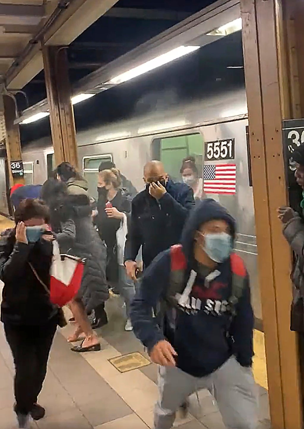 Brooklyn çekimi: Metro saldırısında kaçak silahlı adam hakkında bildiğimiz her şey