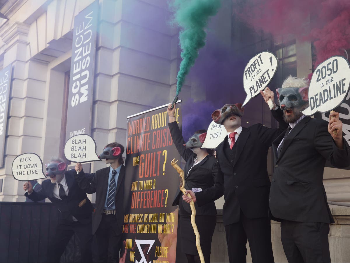 Extinction Rebellion protest - live: ‘Mass action’ promised across London today after blocking Lloyds offices Extinction Rebellion protest - live: ‘Mass action’ promised across London today after blocking Lloyds offices