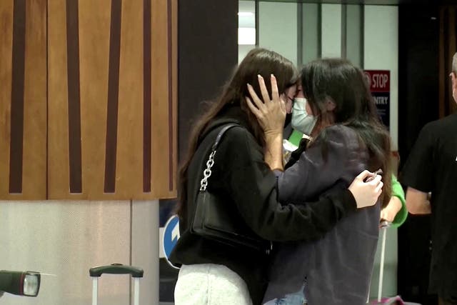 <p>Emotional loved ones greet each other at Auckland Airport </p>