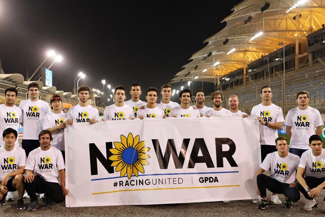 <p>Formula 1 drivers pose with a banner promoting peace and sympathy with Ukraine</p>