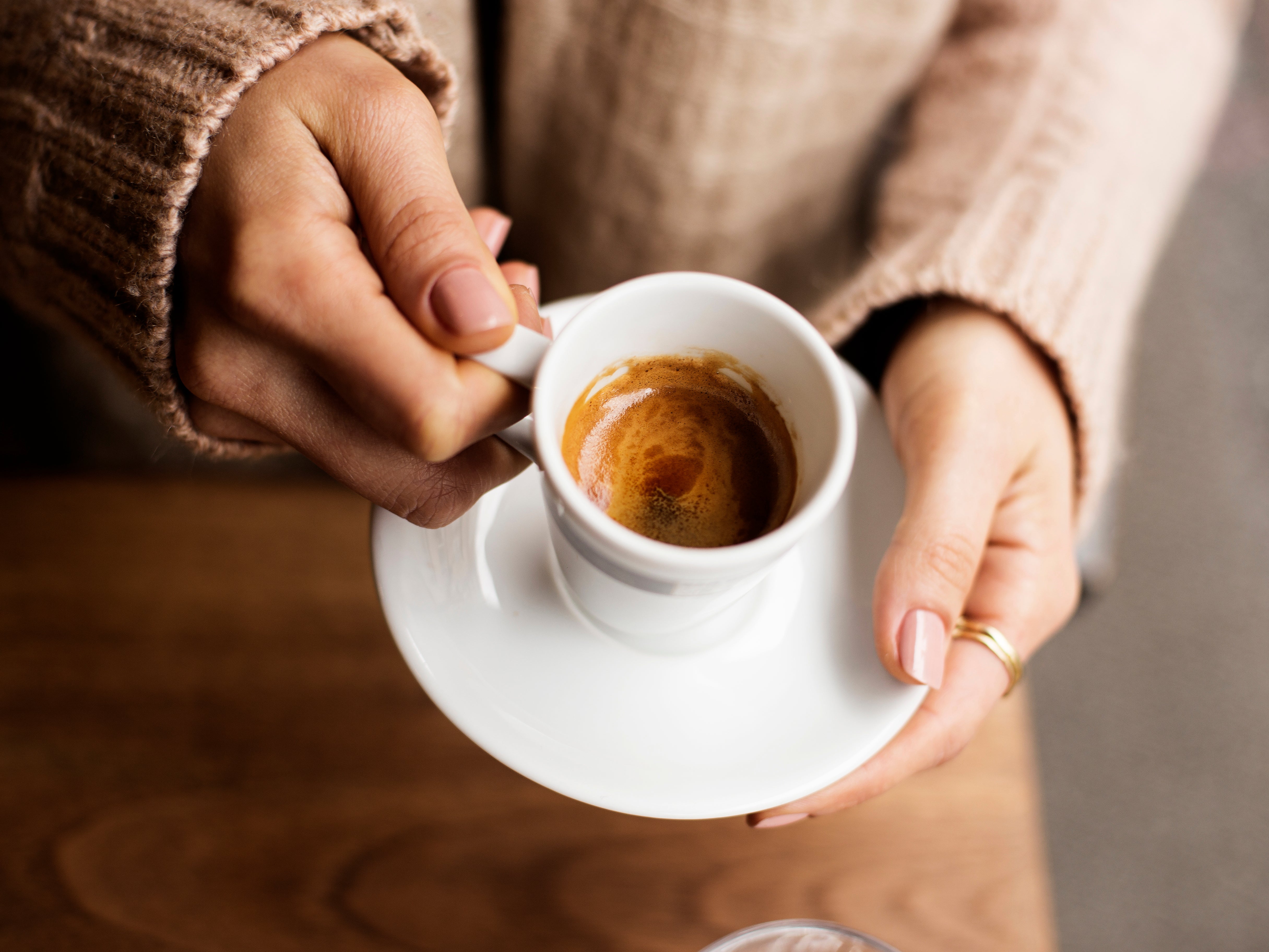 Пить кофе на голодный желудок с утра. Кофе. Кофе фото. Фото с кофе в руках.