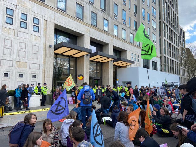 <p>XR protesters outside Shell’s London HQ on Wednesday </p>