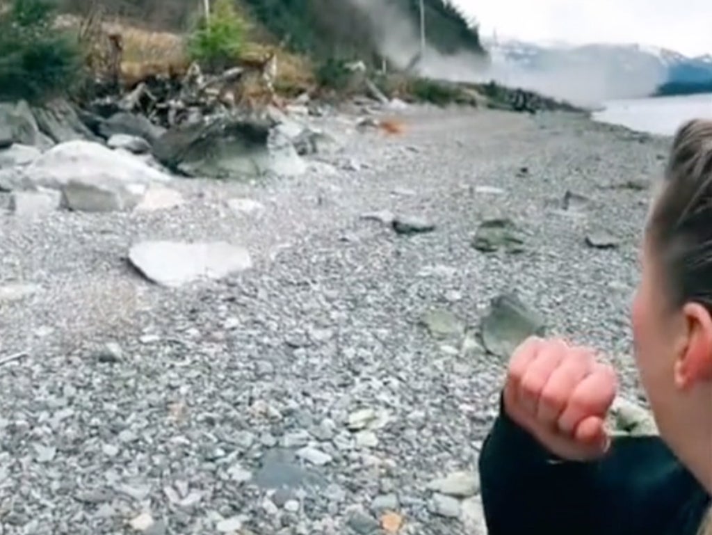 Kadın Alaska kaya kaymasından kıl payı kurtulduğu anı kaydetti