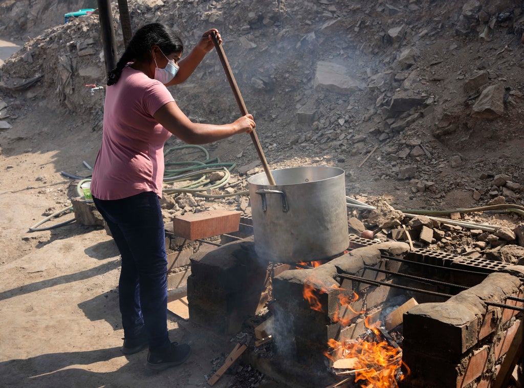 Facing hunger, Peru's poor band together with 'common pots'