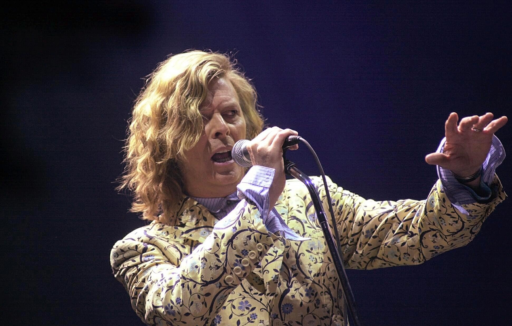 Bowie at Glastonbury in 2000