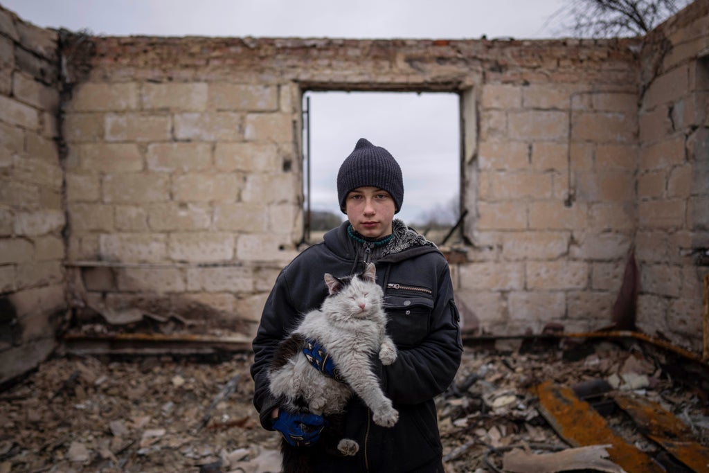 AP PHOTOS on Day 49: Surrounded by rubble, Ukrainians mourn