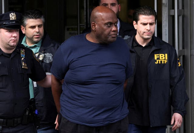 <p>Frank James, el sospechoso del tiroteo en el metro de Brooklyn, camina frente a una comisaría de policía en la ciudad de Nueva York</p>