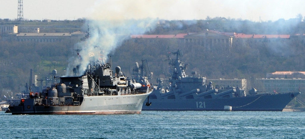 Moskova: Rus donanma kruvazörü Karadeniz'de 'Ukrayna füzeleri tarafından vurulduktan sonra' yandı