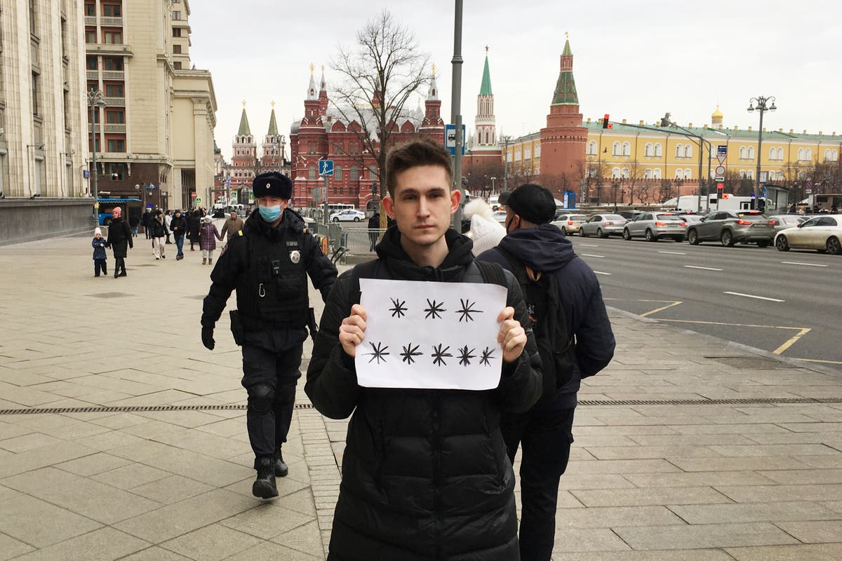 Кто выступает против войны. Протесты у Кремля. Протесты против войны с Украиной. Майдан на фоне Кремля. Протесты в Москве.