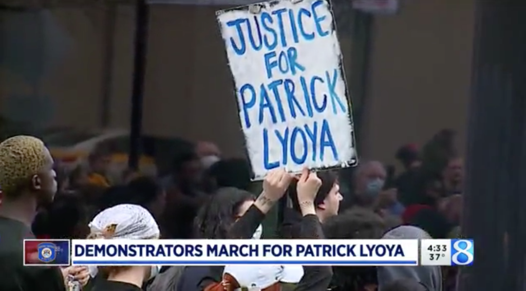 Göstericiler, polis memurunun Siyah adamı ölümcül şekilde vurduğu videoyu yayınladıktan sonra Patrick Lyoya için yürüdü