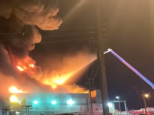 <p>Un incendio estalló el miércoles por la noche en una planta procesadora de alimentos en Salinas, California</p>