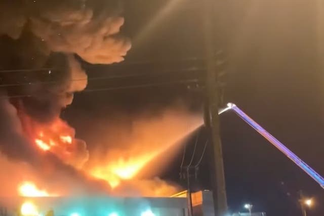 <p>Un incendio estalló el miércoles por la noche en una planta procesadora de alimentos en Salinas, California</p>