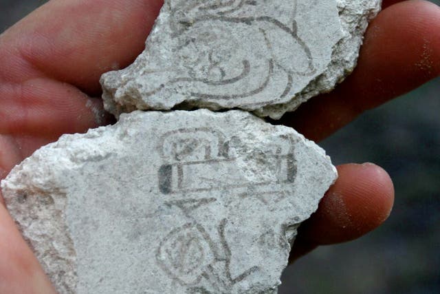 <p>Dos fragmentos de murales que datan de entre el 200 y el 300 antes de Cristo son la prueba del primer uso del calendario maya</p>