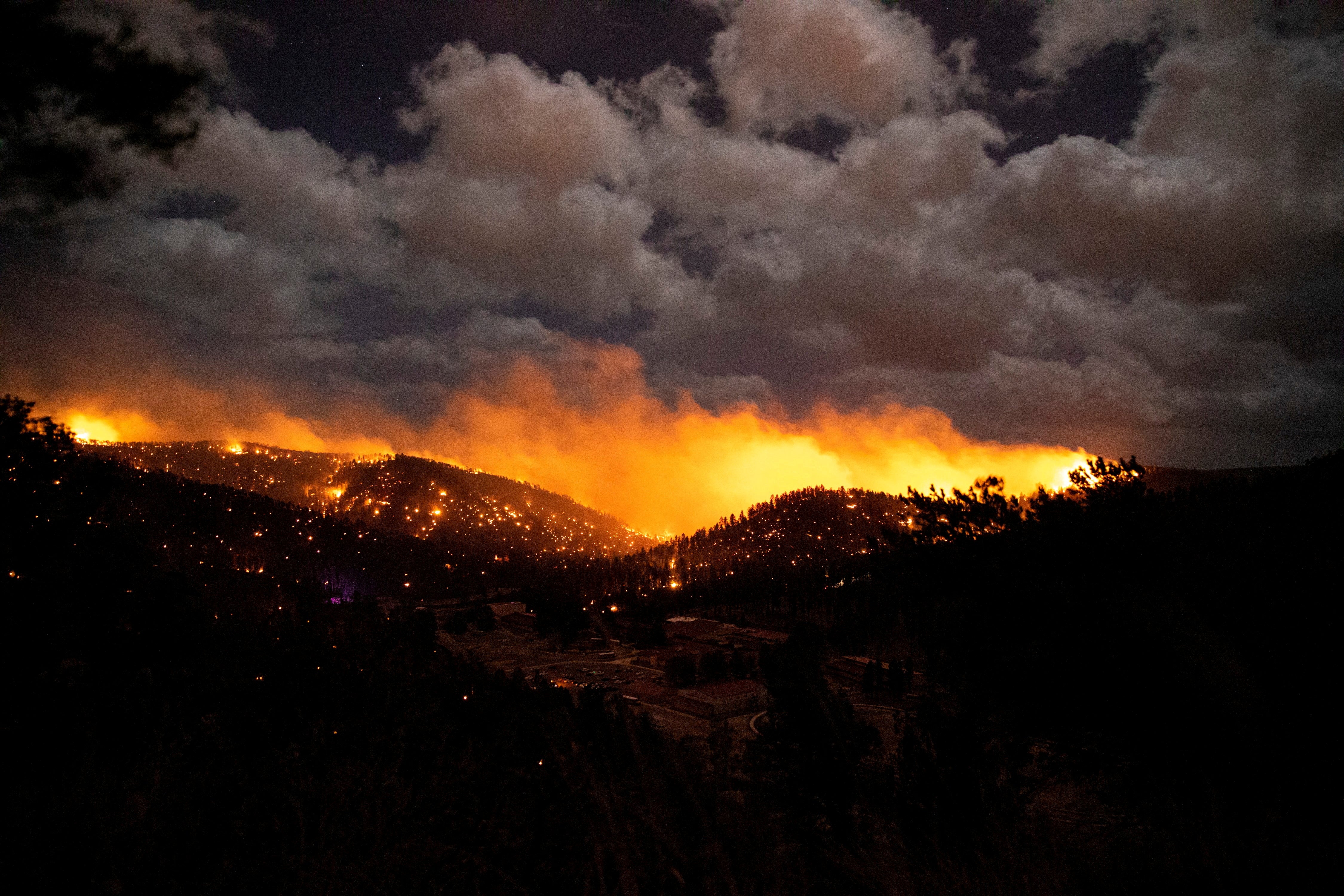 El incendio McBride arde en el corazón del pueblo de Ruidoso, Nuevo México, Estados Unidos, 12 de abril de 2022