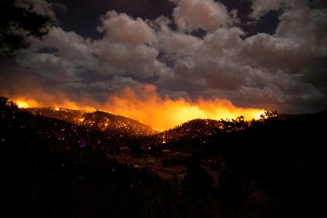 El incendio McBride arde en el corazón del pueblo de Ruidoso, Nuevo México, Estados Unidos, 12 de abril de 2022