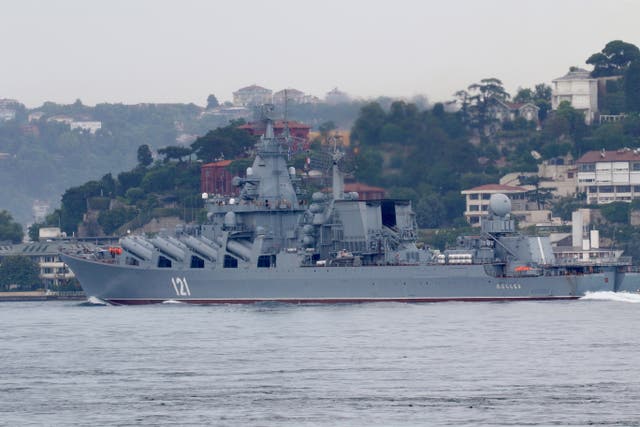 <p>Moskva navega en el Bósforo, en su camino hacia el Mar Negro, en julio de 2021</p>