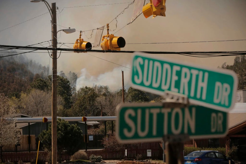 New Mexico orman yangını şiddetlenirken tahliye emri altında 5.000